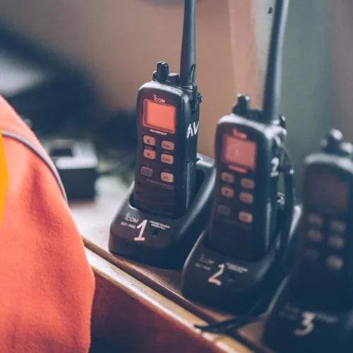 Handy-Talky-menggunakan-frekuensi-radio